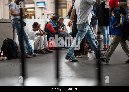 Budapest, Ungheria. 5 Sep, 2015. I rifugiati sono visti a Keleti stazione della metropolitana in attesa che i treni per iniziare a funzionare. Le autorità ungheresi hanno chiuso di Budapest e la stazione principale di profughi e migranti che erano stati accampati fuori per settimane in attesa per avere la possibilità di prendere un treno per l'Europa occidentale. In 2018, Viktor Orban il governo ha approvato una nuova legge chiamato STOP Soros, che rende illegale per aiutare gli immigrati senza documenti. Il 22 agosto 2018, Human Rights Watch emettere una relazione per informare che le autorità ungheresi hanno fermato la distribuzione di cibo per i richiedenti asilo respinti detenuti in transito Foto Stock