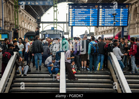 Budapest, Ungheria. 5 Sep, 2015. I rifugiati sono visti a Keleti stazione della metropolitana in attesa che i treni per iniziare a funzionare. Le autorità ungheresi hanno chiuso di Budapest e la stazione principale di profughi e migranti che erano stati accampati fuori per settimane in attesa per avere la possibilità di prendere un treno per l'Europa occidentale. In 2018, Viktor Orban il governo ha approvato una nuova legge chiamato STOP Soros, che rende illegale per aiutare gli immigrati senza documenti. Il 22 agosto 2018, Human Rights Watch emettere una relazione per informare che le autorità ungheresi hanno fermato la distribuzione di cibo per i richiedenti asilo respinti detenuti in transito Foto Stock