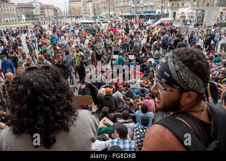 Budapest, Ungheria. 5 Sep, 2015. I rifugiati sono visti a protestare contro il governo ungherese politiche a Keleti stazione della metropolitana. Le autorità ungheresi hanno chiuso di Budapest e la stazione principale di profughi e migranti che erano stati accampati fuori per settimane in attesa per avere la possibilità di prendere un treno per l'Europa occidentale. In 2018, Viktor Orban il governo ha approvato una nuova legge chiamato STOP Soros, che rende illegale per aiutare gli immigrati senza documenti. Il 22 agosto 2018, Human Rights Watch emettere una relazione per informare che le autorità ungheresi hanno fermato la distribuzione di cibo per i richiedenti asilo respinti detenute in transi Foto Stock