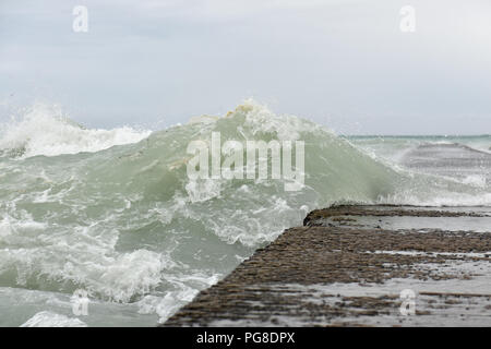 Honolulu. 23 Ago, 2018. Foto scattata su agosto 23, 2018 mostra forti maree lappatura seawall presso la spiaggia di Waikiki a Honolulu delle Hawaii, Stati Uniti. Uragano Lane, predetta come la più grande minaccia meteo alle Hawaii in decenni, spostato pericolosamente vicino alla stato di Aloha giovedì mattina, innescando heavy rain, frane e inondazioni. Credito: Sun Ruibo/Xinhua/Alamy Live News Foto Stock