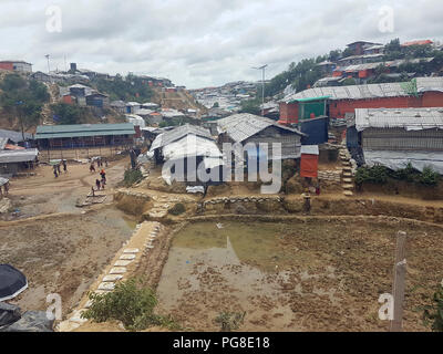 13 agosto 2018, Bangladesh, Cox's Bazar: In un Rohingya Refugee Camp grandi pozze sono formati a causa di piogge monsoniche. Foto: Nick Kaiser/dpa Foto Stock