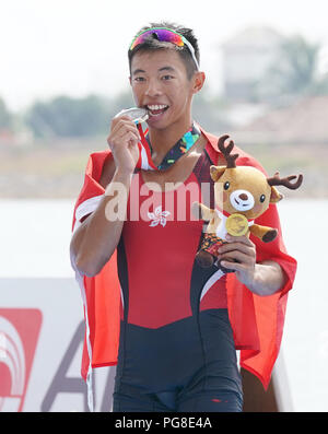 Palembang. 24 Ago, 2018. Chiu Hin Chun del cinese di Hong Kong pone durante la cerimonia di premiazione per gli uomini il leggero singolo skiff finale dell'evento di canottaggio a Giochi Asiatici 2018 a Palembang, Indonesia il 24 agosto 2018. Credito: Cheng Min/Xinhua/Alamy Live News Foto Stock