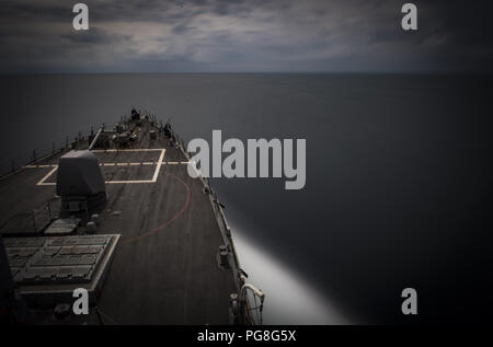 Mar Nero. Il 22 agosto, 2018. Mar Nero (Agosto 22, 2018) Il Arleigh Burke-class guidato-missile destroyer USS Carney (DDG 64) transita il Mar Nero, 22 Agosto, 2018. Carney, distribuita a Rota, Spagna, è il suo quinto patrol NEGLI STATI UNITI Sesta flotta area di operazioni a sostegno degli enti regionali alleati e partner come pure stati uniti gli interessi di sicurezza nazionali in Europa e in Africa. (U.S. Foto di Marina di Massa lo specialista di comunicazione 1a classe Ryan U. Kledzik/RILASCIATO) 180822-N-UY653-124 US Navy via globallookpress.com Credito: US Navy/Russo/Look ZUMA filo/Alamy Live News Foto Stock