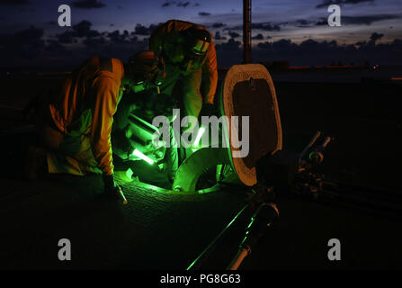 Oceano Atlantico. 20 agosto 2018. Oceano atlantico (Agosto 20, 2018) marinai preparare per il lancio di aerei sul ponte di volo dell'Nimitz-class portaerei USS Abraham Lincoln (CVN 72). (U.S. Foto di Marina di Massa lo specialista di comunicazione 1a classe Josue L. Escobosa/RILASCIATO) 180820-N-CT127-1168 US Navy via globallookpress.com Credito: US Navy/Russo/Look ZUMA filo/Alamy Live News Foto Stock