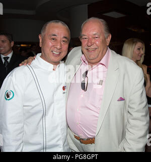 ***FILE FOTO*** Robin Leach è scomparso all'età di 76 LAS VEGAS NV - aprile 28: chef Nobu Matsuhisa e Robin leach raffigurato all NOBU HOTEL Grand Opening Event al Caesars Palace il 28 aprile 2013 a Las Vegas, NV. © Kabik/ Starlitepics /MediaPunch Inc. Foto Stock