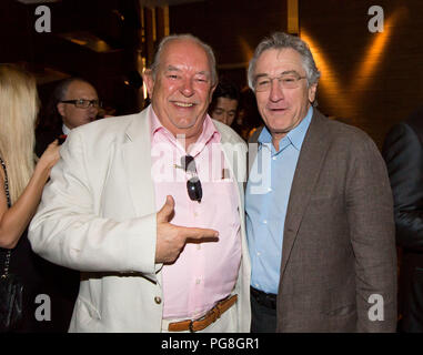 ***FILE FOTO*** Robin Leach è scomparso all'età di 76 LAS VEGAS NV - aprile 28: Robin Leach e Robert De Niro raffigurato all NOBU HOTEL Grand Opening Event al Caesars Palace il 28 aprile 2013 a Las Vegas, NV. © Kabik /MediaPunch Inc. Foto Stock