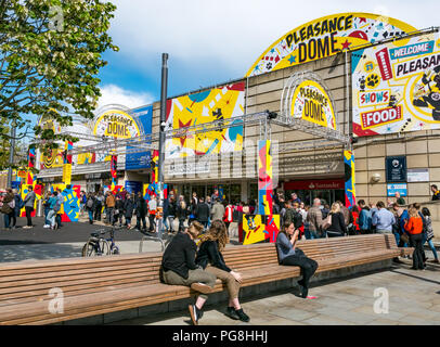 Edinburgh Fringe Festival di Edimburgo, Scozia, Regno Unito. 24 agosto 2018. Il sole brilla su Fringe i frequentatori del festival. La gente in coda per una mostra presso il Dome Pleasance venue in Bristo Square Foto Stock