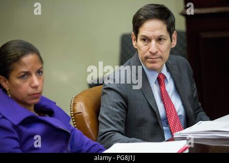 In questo file di foto da Novembre 18, 2014, da sinistra, Susan Rice, National Security Advisor e Tom Frieden, Direttore dei Centri per il controllo e la prevenzione delle malattie (CDC), guarda su come presidente degli Stati Uniti Barack Obama parla ai media nel corso di un incontro con la sua nazionale per la sicurezza e la salute pubblica squadre concernenti il governo della risposta di Ebola, nella sala Roosevelt della Casa Bianca di Washington, DC. Il Presidente Obama ha invitato al Congresso di approvare da 6,2 miliardi di dollari in spese di emergenza per la lotta contro il virus di Ebola in Africa occidentale. Frieden è stato arrestato a New York New York il 24 agosto 2018 come il Foto Stock