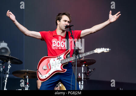 Justin Hayward-Young dei vaccini si esibisce dal vivo sul palco del festival di Leeds, Regno Unito, 24 Agosto, 2018. Foto Stock