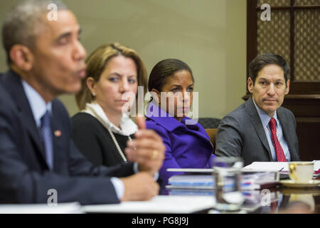 Novembre 18, 2014 - Washington, Distretto di Columbia, Stati Uniti - In questo file foto da Novembre 18, 2014, il Presidente degli Stati Uniti Barack Obama parla ai media, con Lisa Monaco, Homeland Security Advisor per il presidente Obama, Susan Rice, National Security Advisor e Tom Frieden, Direttore dei Centri per il controllo e la prevenzione delle malattie (CDC), guardando, durante un incontro con la sua nazionale per la sicurezza e la salute pubblica squadre concernenti il governo della risposta di Ebola, nella sala Roosevelt della Casa Bianca di Washington, DC. Il Presidente Obama ha invitato al Congresso di approvare da 6,2 miliardi di dollari in emerge Foto Stock