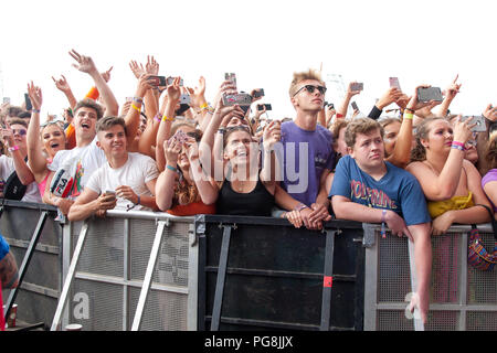 I fan di Watch Post Malone si esibiscono sul palco principale il primo giorno al Reading Festival 2018 Foto Stock