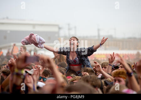 Tifosi guardare i wombats eseguire al Festival della lettura del Giorno Uno 2018 Foto Stock