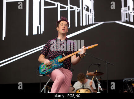 I Wombats si esibiscono il primo giorno sul palco principale del festival di lettura 2018 Foto Stock