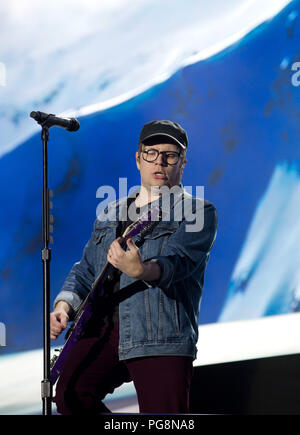 Fall out Boy si esibiscono sul palco principale il primo giorno al Reading Festival 2018 Foto Stock