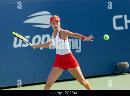 New York, Stati Uniti d'America - 24 agosto 2018: Anna Kalinskaya della Russia restituisce la sfera durante la giornata di qualifica 4 contro Madison Brengle degli USA a US Open Tennis Championship a USTA Billie Jean King National Tennis Center Credito: lev radin/Alamy Live News Foto Stock