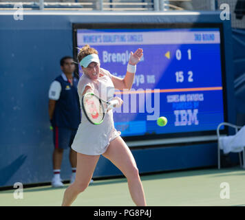 New York, Stati Uniti d'America - 24 agosto 2018: Madison Brengle di USA restituisce la sfera durante la giornata di qualifica 4 contro Anna Kalinskaya della Russia a US Open Tennis campionato a USTA Billie Jean King National Tennis Center Credito: lev radin/Alamy Live News Foto Stock