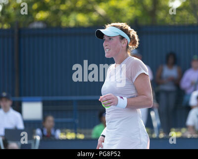 New York, Stati Uniti d'America - 24 agosto 2018: Madison Brengle NEGLI STATI UNITI D' AMERICA reagisce durante la giornata di qualifica 4 contro Anna Kalinskaya della Russia a US Open Tennis campionato a USTA Billie Jean King National Tennis Center Credito: lev radin/Alamy Live News Foto Stock