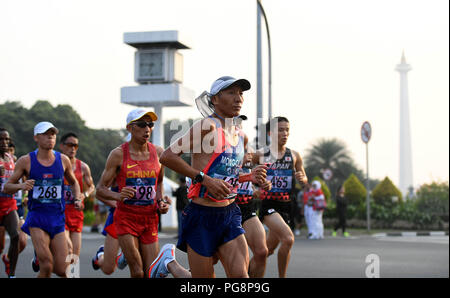 Jakarta, Indonesia. 25 Ago, 2018. Guide di scorrimento in concorrenza durante l'Atletica Uomini Maratona a Giochi Asiatici 2018 a Jakarta, Indonesia su agosto 25, 2018. Credito: Yue Yuewei/Xinhua/Alamy Live News Foto Stock