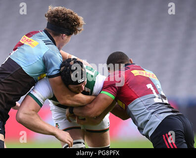 Twickenham Stoop, Londra, Regno Unito. 24 Ago, 2018. La pre stagione amichevole di rugby, arlecchini rispetto a Ealing Trailfinders; Ben ad ovest di Ealing Trailfinders prende su Dino Agnello e Joe Marchant di arlecchini Credito: Azione Sport Plus/Alamy Live News Foto Stock