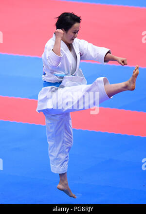 Jakarta, Indonesia. 25 Ago, 2018. Shimizu Kiyou del Giappone compete durante le donne del kata finale del concorso al XVIII Giochi Asiatici in Jakarta, Indonesia, Agosto 25, 2018. Credito: Huang Zongzhi/Xinhua/Alamy Live News Foto Stock