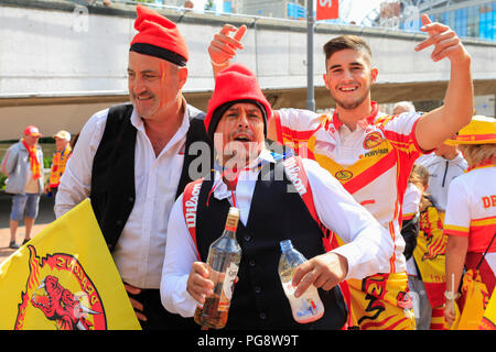 Lo stadio di Wembley, Londra, Regno Unito. 25 Ago, 2018. Ladbrokes Rugby Challenge Cup finale, catalani draghi versus Warrington lupi; Catalans Dragons ventole su Wembley in avanti del credito di gioco: Azione Plus sport/Alamy Live News Foto Stock