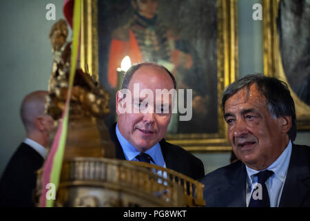 Palermo, Italia. 21 Ago, 2018. Il Principe Alberto II di Monaco è stato nominato cittadino onorario di Palermo a Villa Niscemi. Credito: Antonio Melita/Pacific Press/Alamy Live News Foto Stock