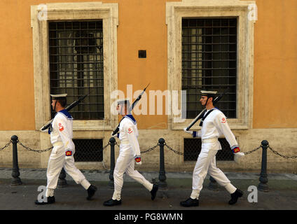 Cambio della guardia da parte del parlamento italiano a Palazzo Madama a Roma. Foto Stock