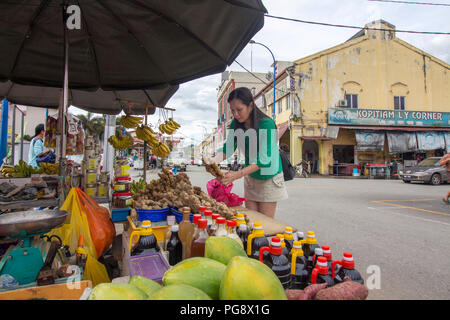 Pahang, Malaysia Nov 29 2017 - Una donna asiatica il prelievo di zenzero fresco da un mercato all'aperto in stallo in una piccola città di Bentong, dove il suo famoso del processo di produ Foto Stock