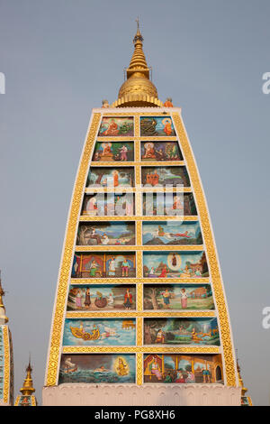 Le immagini sacre dipinte in un tempio all'interno della Shwedagon pagoda Yangon, Myanmar, Asia Foto Stock