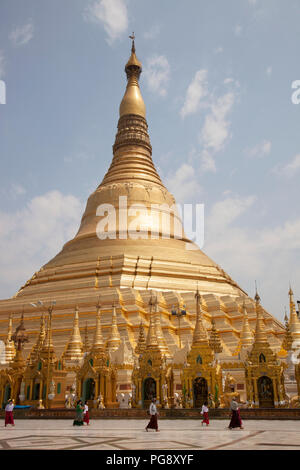 La cupola dorata, Shwedagon pagoda Yangon, Myanmar, Asia Foto Stock