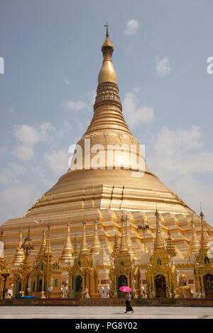 La cupola dorata, Shwedagon pagoda Yangon, Myanmar, Asia Foto Stock