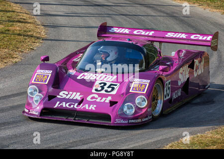 1988 seta tagliati Jaguar XJR-9 LM Le Mans Endurance racer con driver Gary Pearson al 2018 Goodwood Festival of Speed, Sussex, Regno Unito. Foto Stock