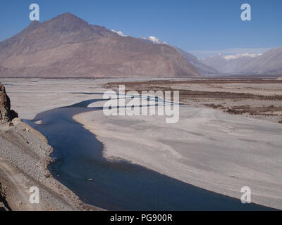 Dune di sabbia al pavimento della Valle di Nubra, Ladakh fra Himalaya e Karakorum varia Foto Stock