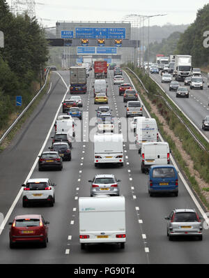 Il traffico inizia a costruire sulla M3 vicino a Eastleigh in Hampshire. I driver vengono avvertiti per aspettare i ritardi di più di 14 milioni di automobili per le strade per i viaggi di piacere tra giovedì e lunedì, secondo le RAC. Foto Stock