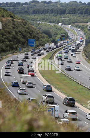 Il traffico inizia a costruire sulla M3 vicino a Winchester in Hampshire in vista del weekend. I driver vengono avvertiti per aspettare i ritardi di più di 14 milioni di automobili per le strade per i viaggi di piacere tra giovedì e lunedì, secondo le RAC. Foto Stock