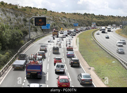 Il traffico inizia a costruire sulla M3 vicino a Winchester in Hampshire in vista del weekend. I driver vengono avvertiti per aspettare i ritardi di più di 14 milioni di automobili per le strade per i viaggi di piacere tra giovedì e lunedì, secondo le RAC. Foto Stock