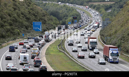 Il traffico inizia a costruire sulla M3 vicino a Winchester in Hampshire in vista del weekend. I driver vengono avvertiti per aspettare i ritardi di più di 14 milioni di automobili per le strade per i viaggi di piacere tra giovedì e lunedì, secondo le RAC. Foto Stock