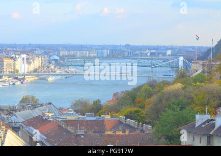 Ponti visto dal Bastione del Pescatore sul lato Pest, a partire dal più vicino: il ponte Elisabetta, Ponte della Libertà e il ponte Petöfi; Buda in background Foto Stock