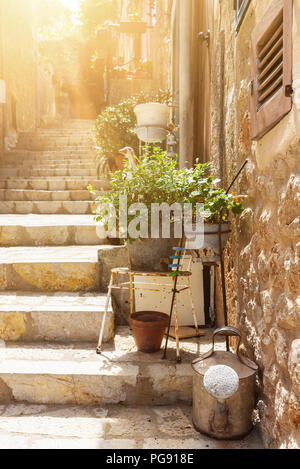 Narow ripida scalinata vicolo in piccolo villaggio mediterraneo Foto Stock