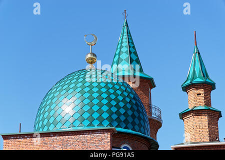 Tetti della moschea in costruzione contro il cielo blu chiaro, Komsomolsk-su-Amur, Russia Foto Stock