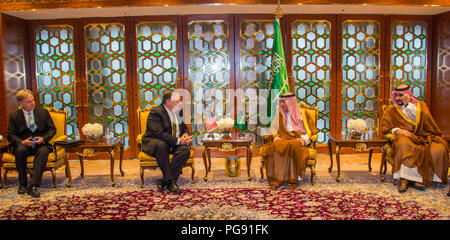 Segretario Pompeo, fiancheggiata da Chargé d'affaires Christopher Henzel, incontra il ministro degli Esteri saudita Adel al-Jubeir, in Riyadh, Arabia Saudita, il 28 aprile 2018. Foto Stock