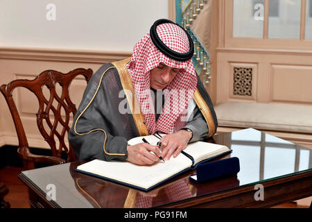 Saudi Arabian Ministro degli Esteri Adel al-Jubeir segni U.S. Il segretario di Stato Rex Tillerson's Guestbook prima del loro incontro presso l'U.S. Il Dipartimento di Stato a Washington D.C. il 12 gennaio 2018. Foto Stock