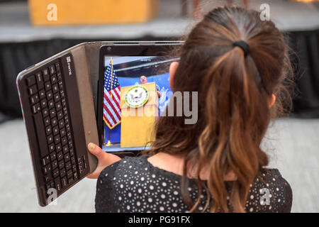 Un bambino di orologi, come Stati Uniti Il segretario di Stato Mike Pompeo parla al personale e alle famiglie di U.S. Embassy Riyadh, in Riyadh, Arabia Saudita, il 29 aprile 2018. Foto Stock