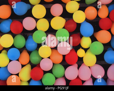 Palloncini per dart hrowing gioco su un equo midway Foto Stock