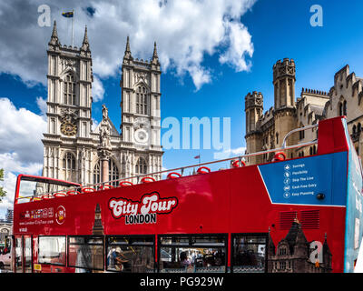 London Tour Bus di fronte all'Abbazia di Westminster a Londra centrale Foto Stock