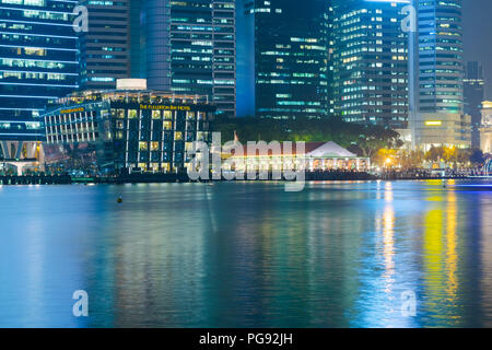 SINGAPORE - 27 OTT 2015: il Fullerton Bay hotel si vede tutta la baia di Marina nel quartiere centrale degli affari di Singapore. Foto Stock