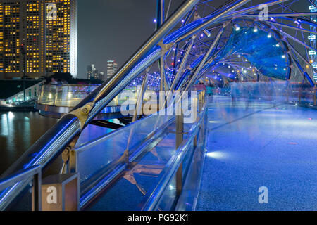 SINGAPORE - 20 OTT 2015: vista prospettica dell'elica passerella su Marina Bay, di notte, nel centro cittadino di Singapore. Il DNA-cavalcavia sagomato è stato parte o Foto Stock