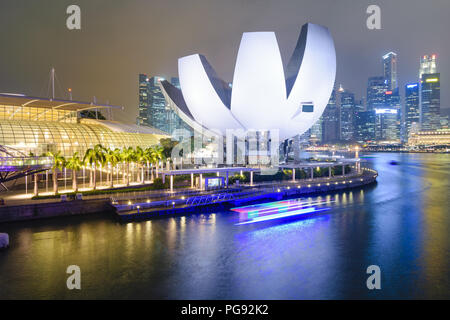 SINGAPORE, 27 OTT 2015: una barca passa davanti al Museo ArtScience e sabbie shopping centre, rivolta verso la Marina Bay e il quartiere finanziario, ho Foto Stock