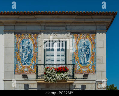 Cascais, Portogallo - 24 agosto 2018: balcone con azulejo blu piastrelle raffiguranti immagini religiose sulla facciata del municipio in Cascais Foto Stock