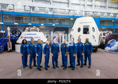 Nove Stati Uniti astronauti selezionati per equipaggio commerciale assegnazioni di volo si sono riuniti presso NASA Johnson Space Center a Houston in Texas il 2 agosto 2018 precedendo l'annuncio 3 Agosto. Da sinistra gli astronauti della NASA di Suni Williams, Josh Cassada, Eric Boe, Nicole Mann, Boeing astronauta Chris Ferguson, gli astronauti della NASA Doug Hurley, Bob Behnken, Mike Hopkins e Victor Glover sono stati assegnati per la prima prova di voli e missioni operative di Boeing CST-100 Starliner e SpaceX equipaggio del drago. Foto Stock